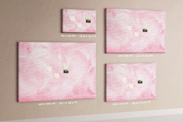 Kurken prikbord met een achtergrond van fijne roze veren