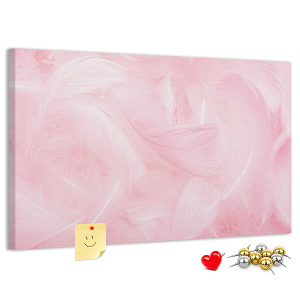 Kurken prikbord met een achtergrond van fijne roze veren