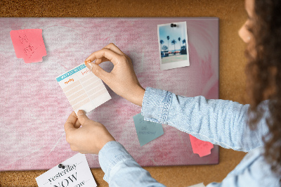 Kurken prikbord met een achtergrond van fijne roze veren