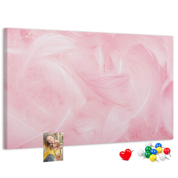 Kurken prikbord met een achtergrond van fijne roze veren