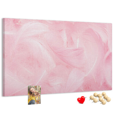 Kurken prikbord met een achtergrond van fijne roze veren