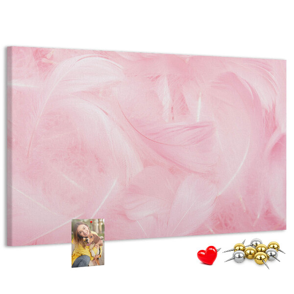 Kurken prikbord met een achtergrond van fijne roze veren