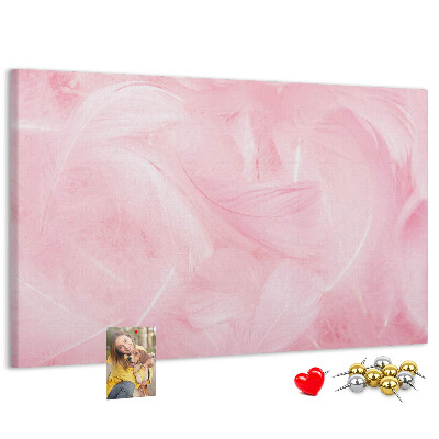 Kurken prikbord met een achtergrond van fijne roze veren