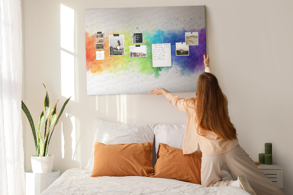 Kurkbord met een kleurrijk regenboogdesign