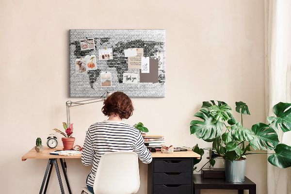 Wereldkaart op een bakstenen muur prikbord