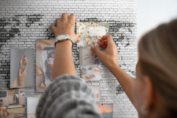 Wereldkaart op een bakstenen muur prikbord