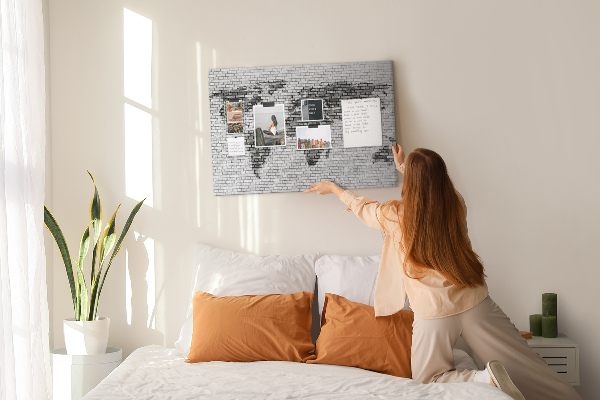 Wereldkaart op een bakstenen muur prikbord