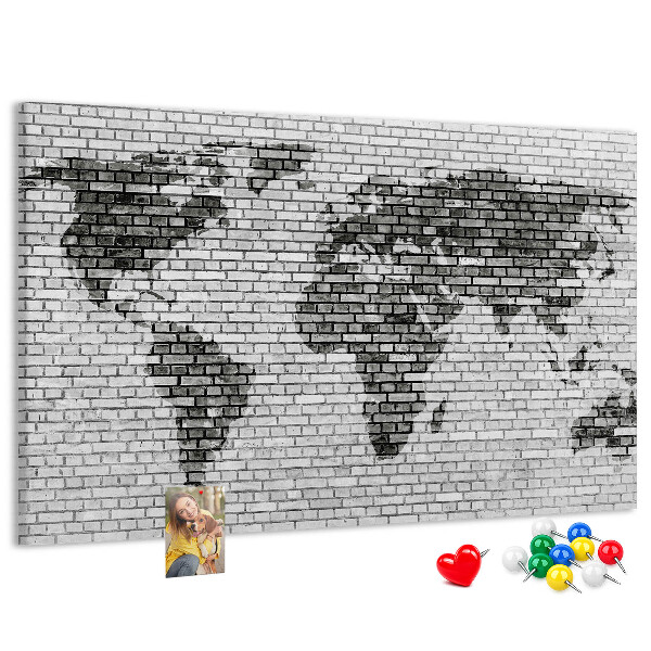 Wereldkaart op een bakstenen muur prikbord