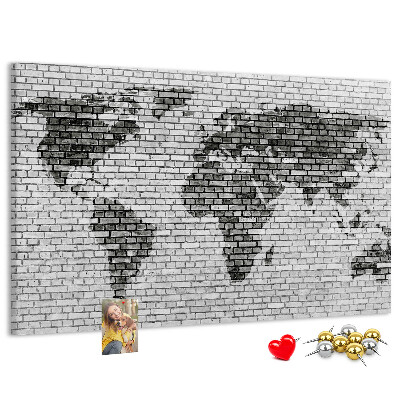 Wereldkaart op een bakstenen muur prikbord