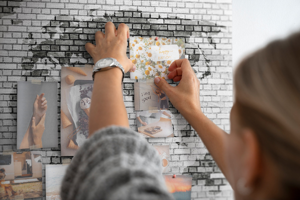 Wereldkaart op een bakstenen muur prikbord