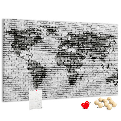 Wereldkaart op een bakstenen muur prikbord
