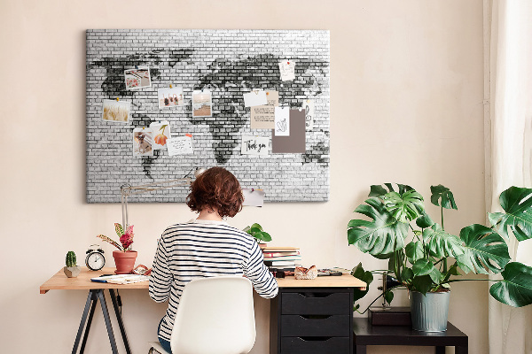 Wereldkaart op een bakstenen muur prikbord
