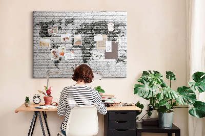 Wereldkaart op een bakstenen muur prikbord