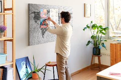 Wereldkaart op een bakstenen muur prikbord