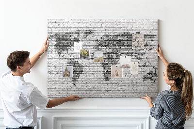 Wereldkaart op een bakstenen muur prikbord