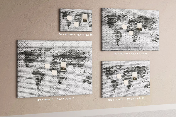 Wereldkaart op een bakstenen muur prikbord