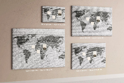 Wereldkaart op een bakstenen muur prikbord