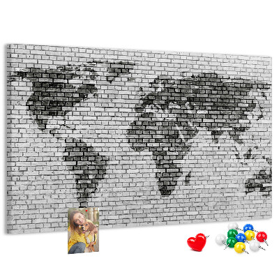 Wereldkaart op een bakstenen muur prikbord