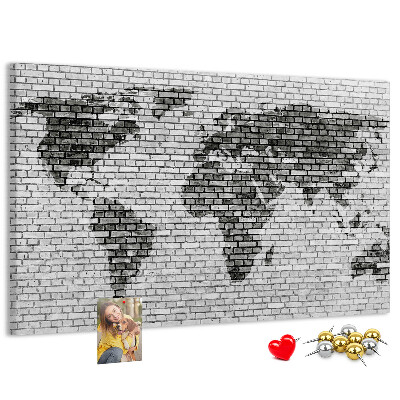 Wereldkaart op een bakstenen muur prikbord