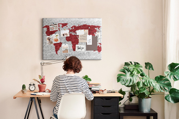 Kurkbord met afbeelding van de wereld op een bakstenen muur