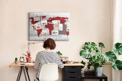 Kurkbord met afbeelding van de wereld op een bakstenen muur