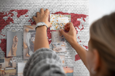 Kurkbord met afbeelding van de wereld op een bakstenen muur