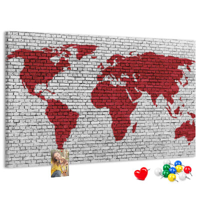 Kurkbord met afbeelding van de wereld op een bakstenen muur