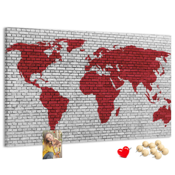 Kurkbord met afbeelding van de wereld op een bakstenen muur