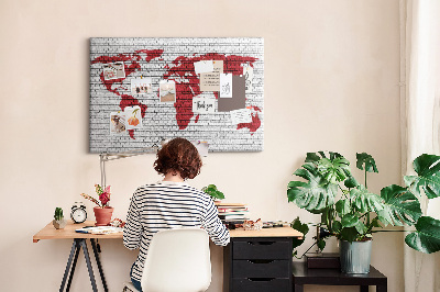 Kurkbord met afbeelding van de wereld op een bakstenen muur