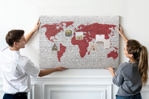 Kurkbord met afbeelding van de wereld op een bakstenen muur