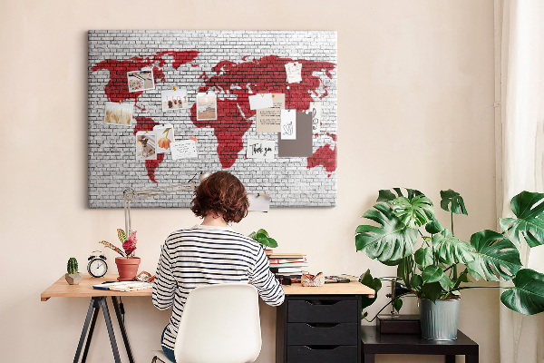 Kurkbord met afbeelding van de wereld op een bakstenen muur