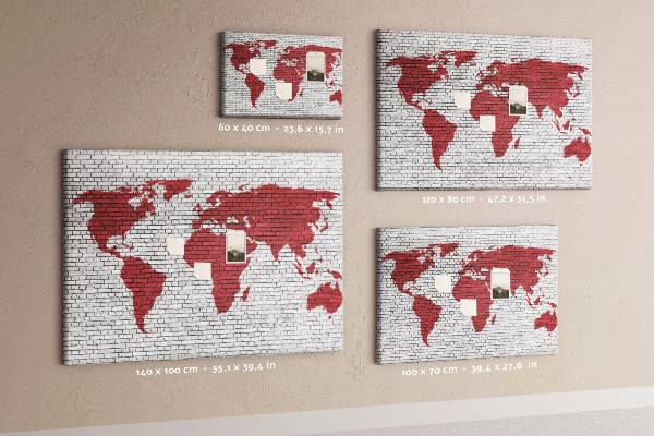 Kurkbord met afbeelding van de wereld op een bakstenen muur