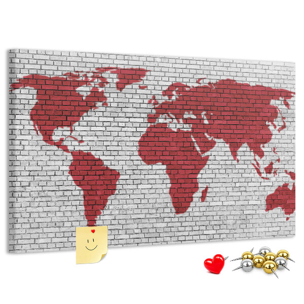 Kurkbord met afbeelding van de wereld op een bakstenen muur
