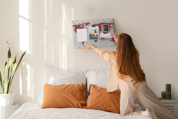 Kurkbord met afbeelding van de wereld op een bakstenen muur