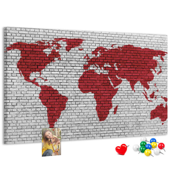 Kurkbord met afbeelding van de wereld op een bakstenen muur