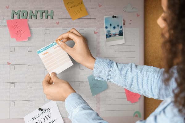 Kurken prikbord roze kalender met wolkjes en hartjes
