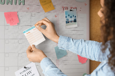 Kurken prikbord roze kalender met wolkjes en hartjes