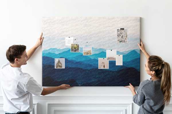 Kurkbord met berglandschap in verschillende tinten blauw