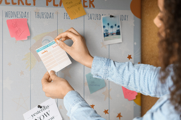 Kurk prikbord met kosmisch weekschema en sterrenmotief