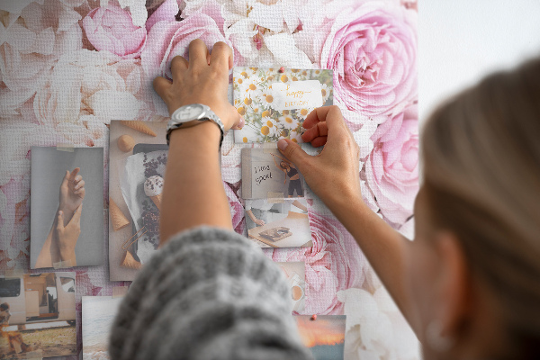 Prikbord met bloemenpatroon in verschillende tinten roze