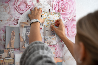 Prikbord met bloemenpatroon in verschillende tinten roze