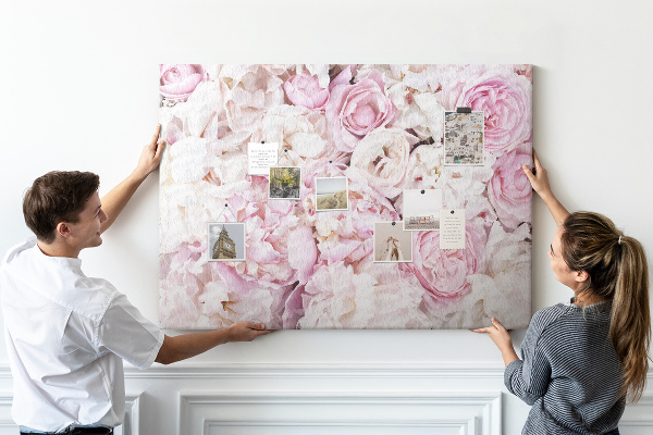 Prikbord met bloemenpatroon in verschillende tinten roze