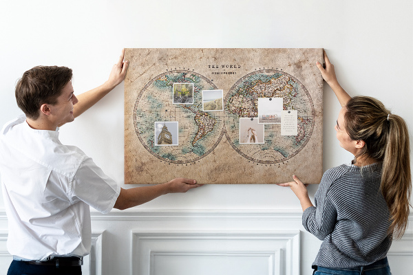 Kurkbord kaart van de oude wereld met gekleurde contouren