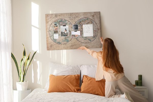 Kurkbord kaart van de oude wereld met gekleurde contouren