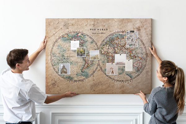 Kurkbord kaart van de oude wereld met gekleurde contouren