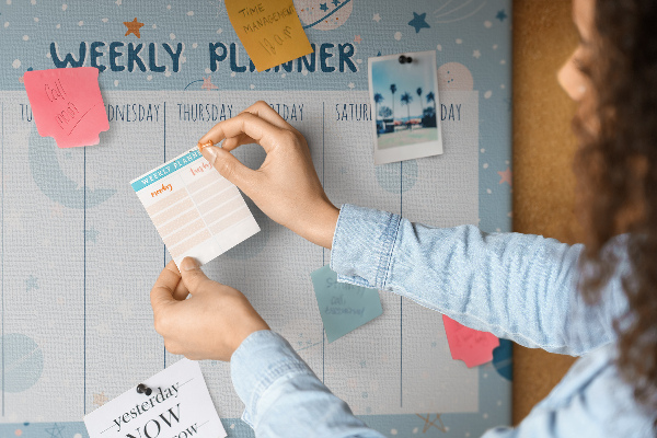 Kurken prikbord weekplanner in futuristische stijl