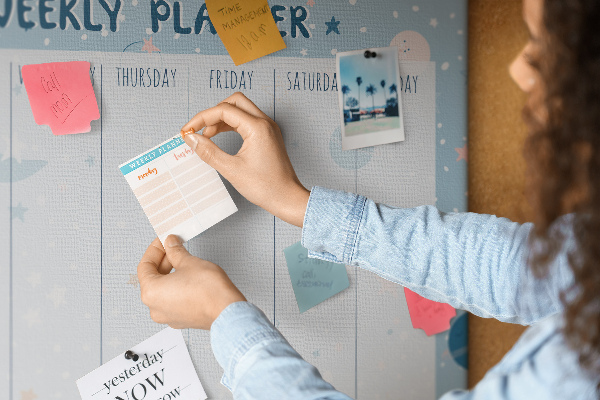 Kurken prikbord weekplanner in futuristische stijl