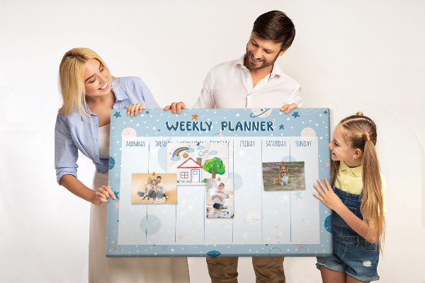 Kurken prikbord weekplanner in futuristische stijl