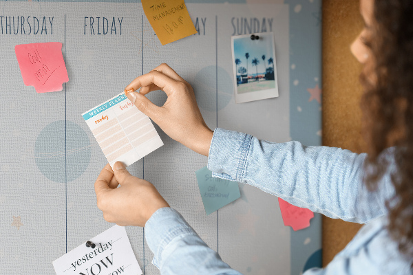 Kurken prikbord weekplanner in futuristische stijl