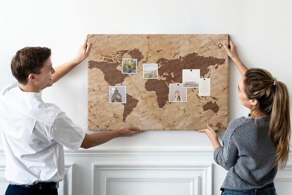 Prikbord met een kaart van de oude wereld op een bruine achtergrond